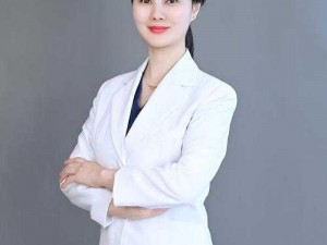 迷人的年轻女医生-迷人的年轻女医生：她的微笑如春风拂面