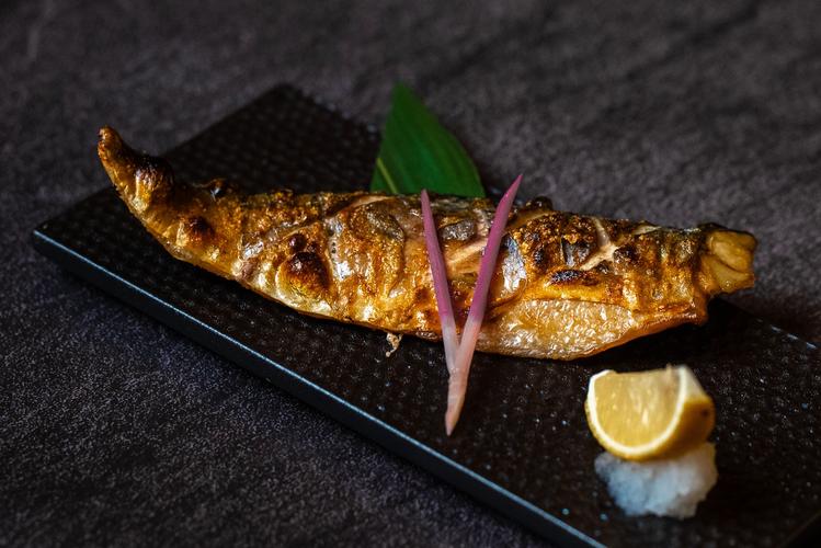 日式秘制盐烤青花鱼：鲜嫩口感，秘制调料，呈现独家风味美食制作攻略